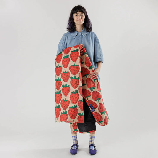 BAGGU Puffy Picnic Blanket: Strawberry